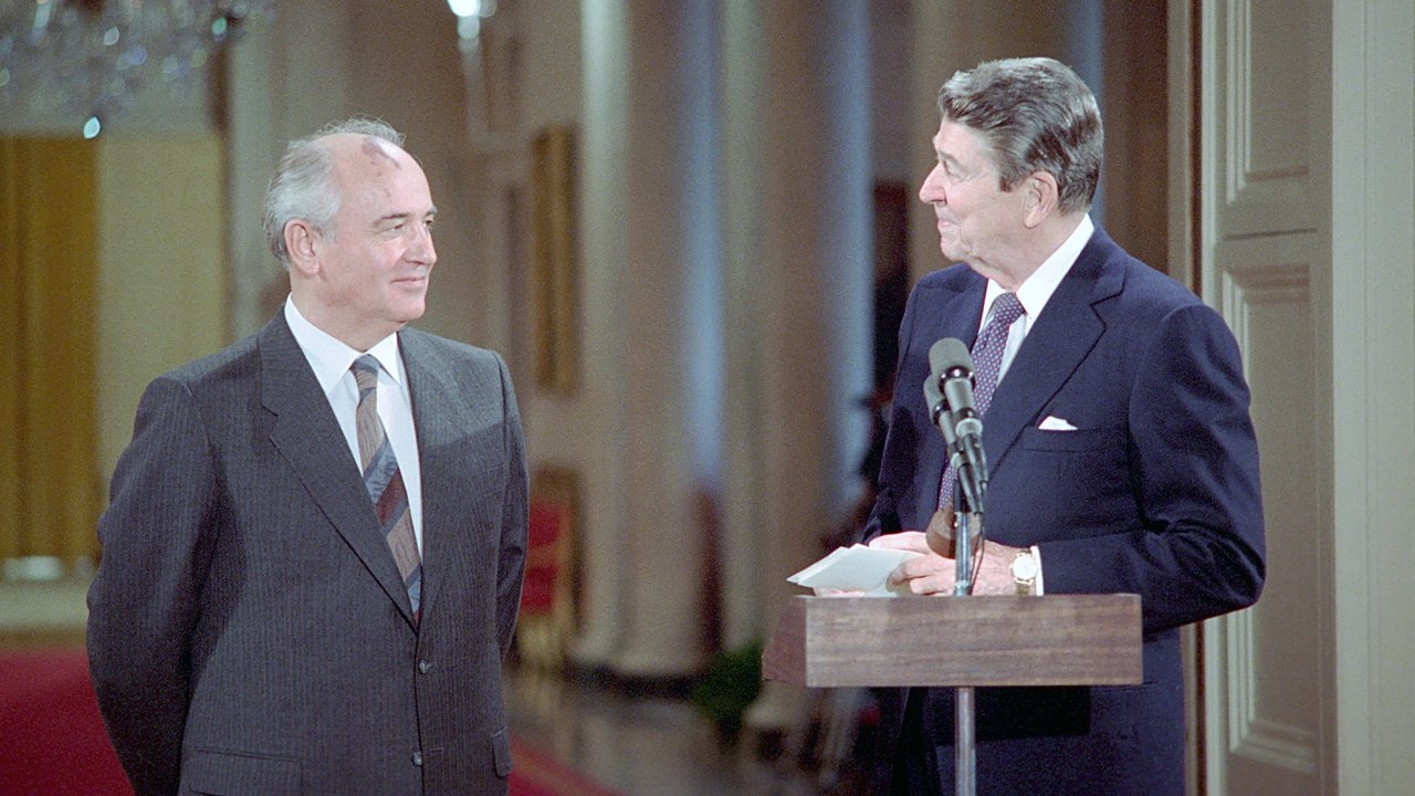 Gorbachev-Reagan: Duel at the top background