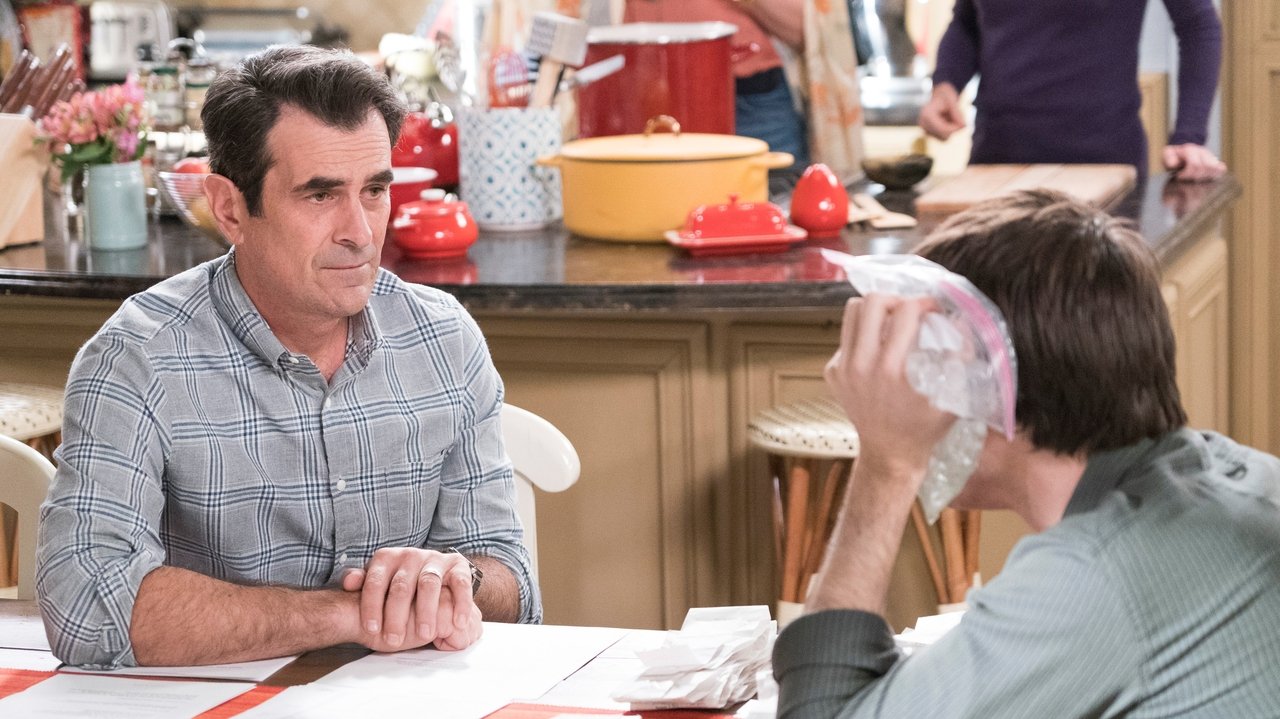 Modern Family - Season 10 Episode 12 : Blasts from the Past