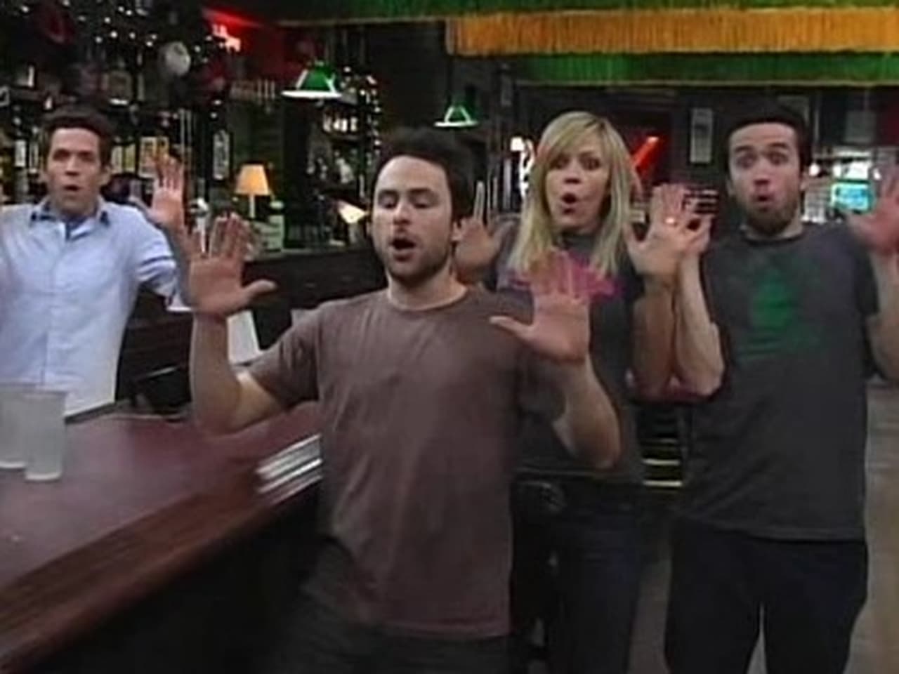 It's Always Sunny in Philadelphia - Season 3 Episode 4 : The Gang Gets Held Hostage