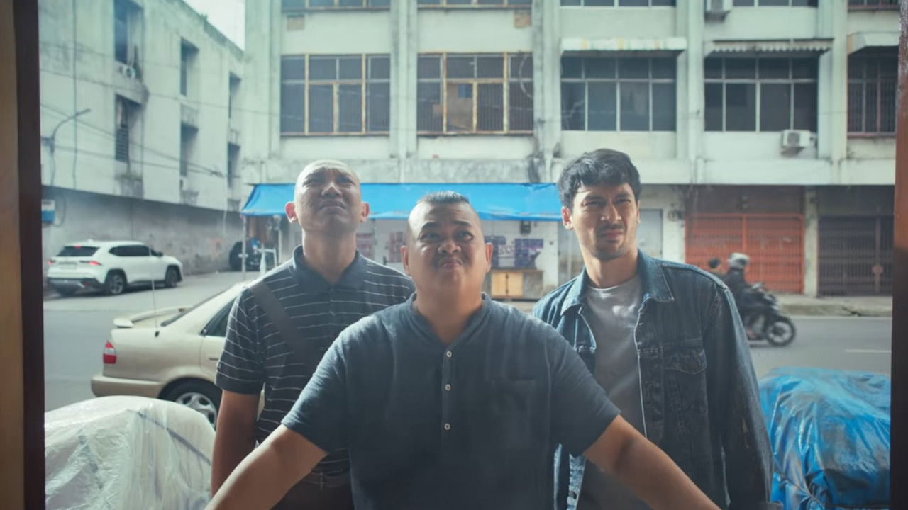 AIU-EO: Macam Betool Aja backdrop