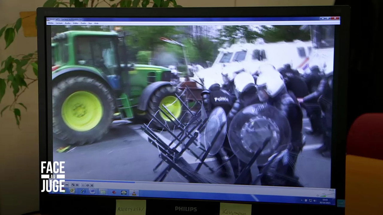 Face au juge — Policiers attaqués par un tracteur