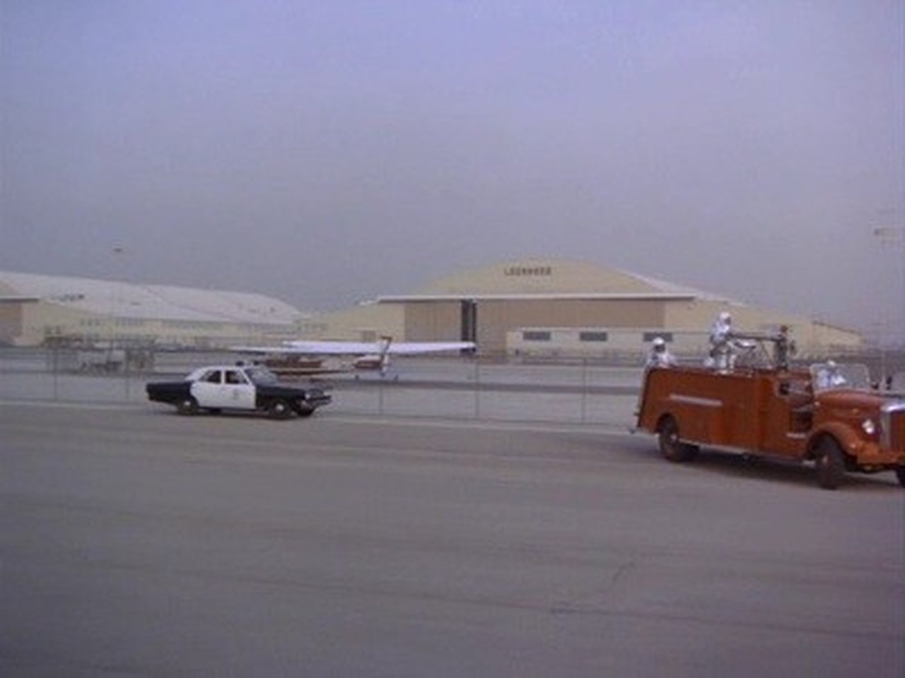 Adam-12 - Season 2 Episode 18 : Log 124: Airport