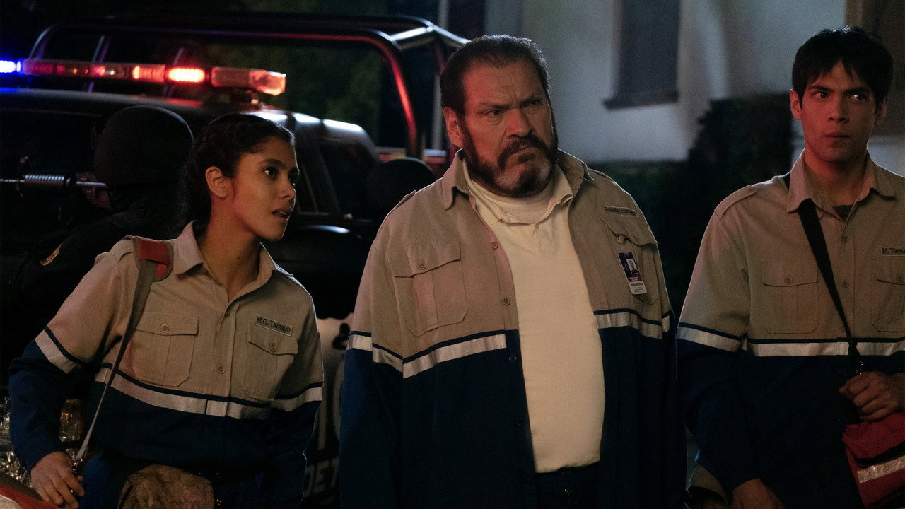 Gia Đình Sống Giữa Màn Đêm - Backdrop 35