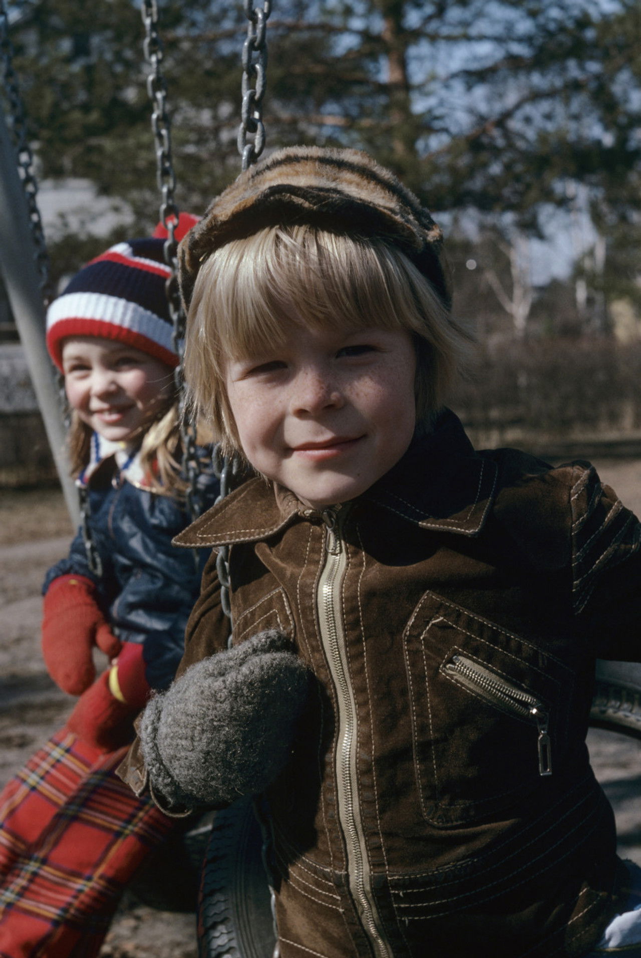 Aikapoika ja mono Backdrop