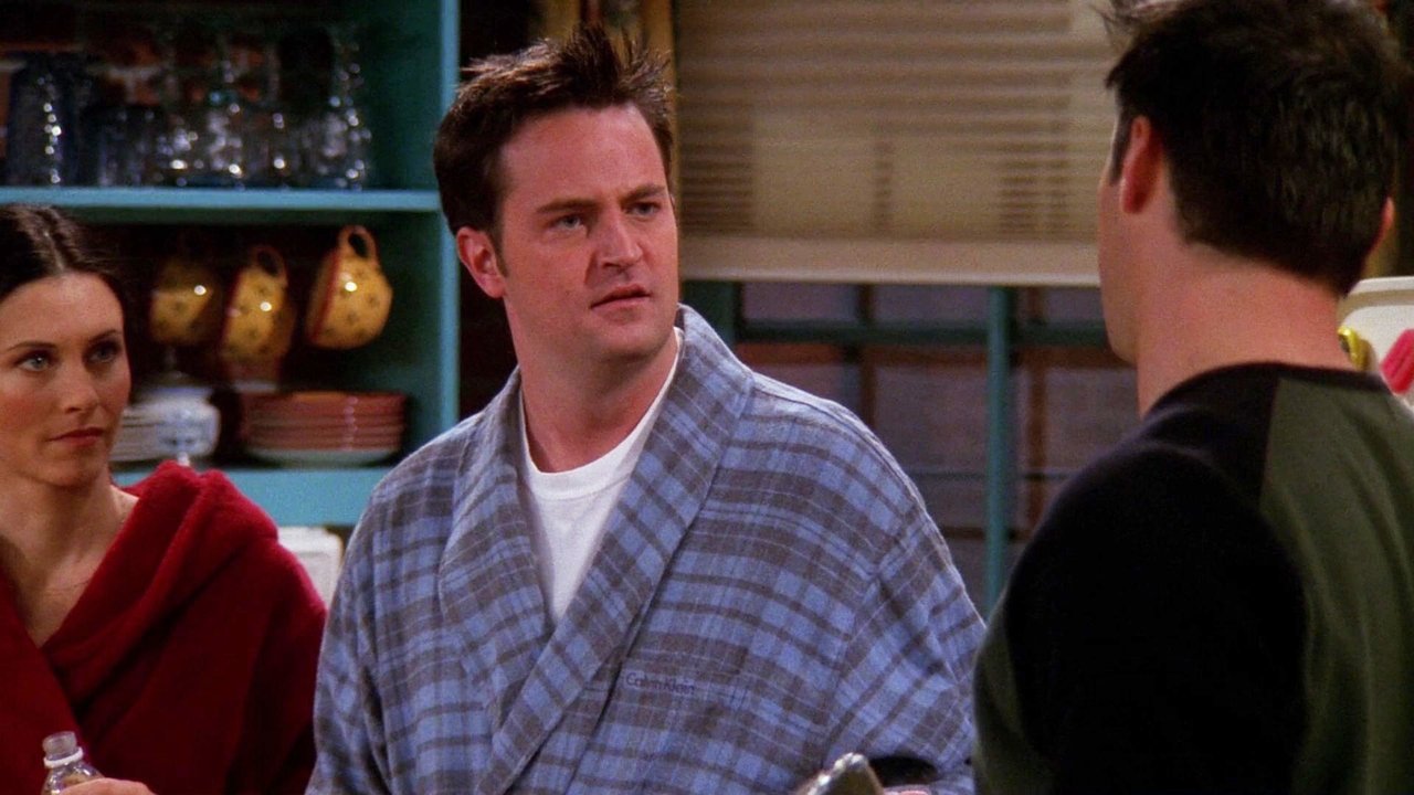 Friends - Season 6 Episode 14 : The One Where Chandler Can't Cry (2)