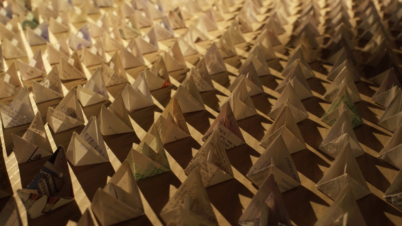 A Wooden Toy Dreamed of Paper Boats Backdrop Image