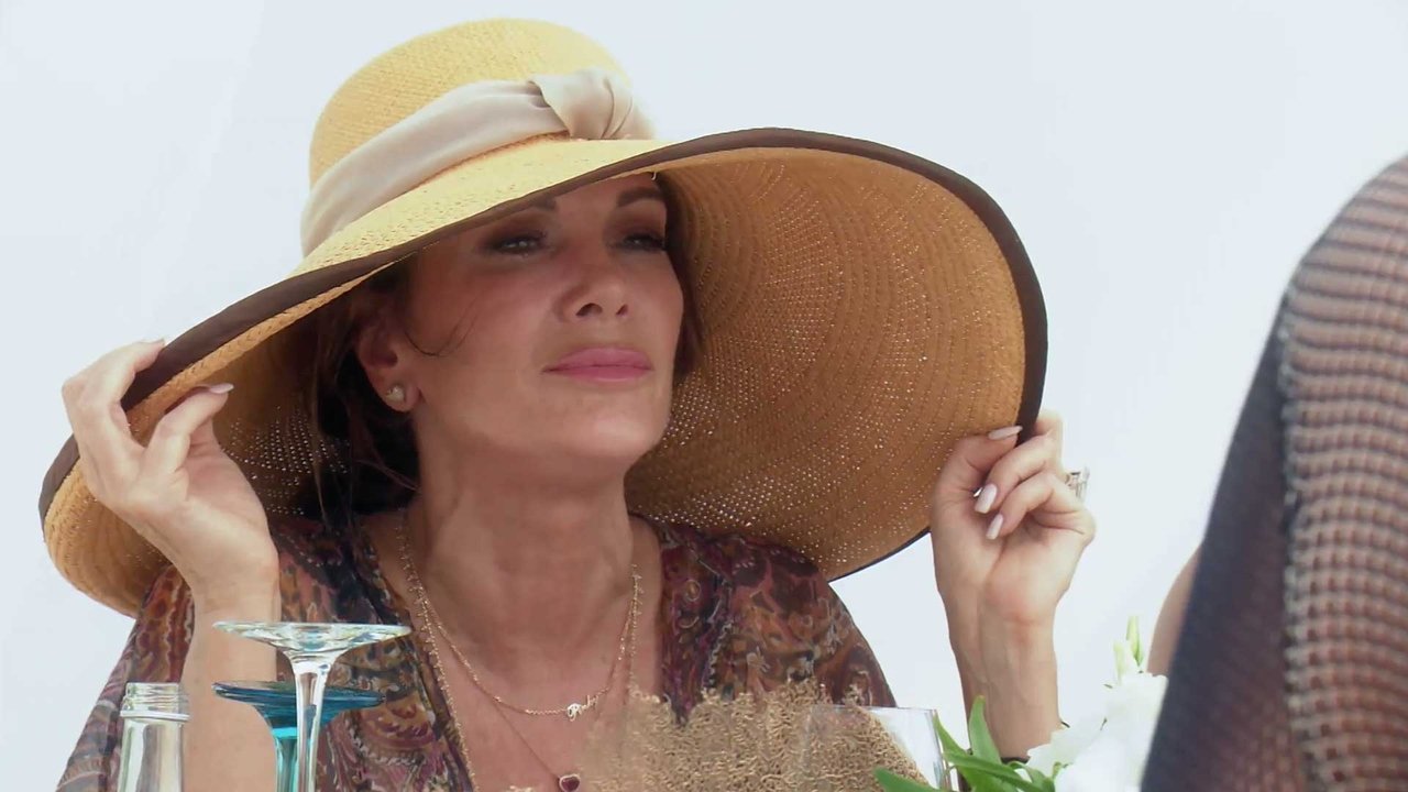 The Real Housewives of Beverly Hills - Season 9 Episode 3 : Sun and Shade in the Bahamas