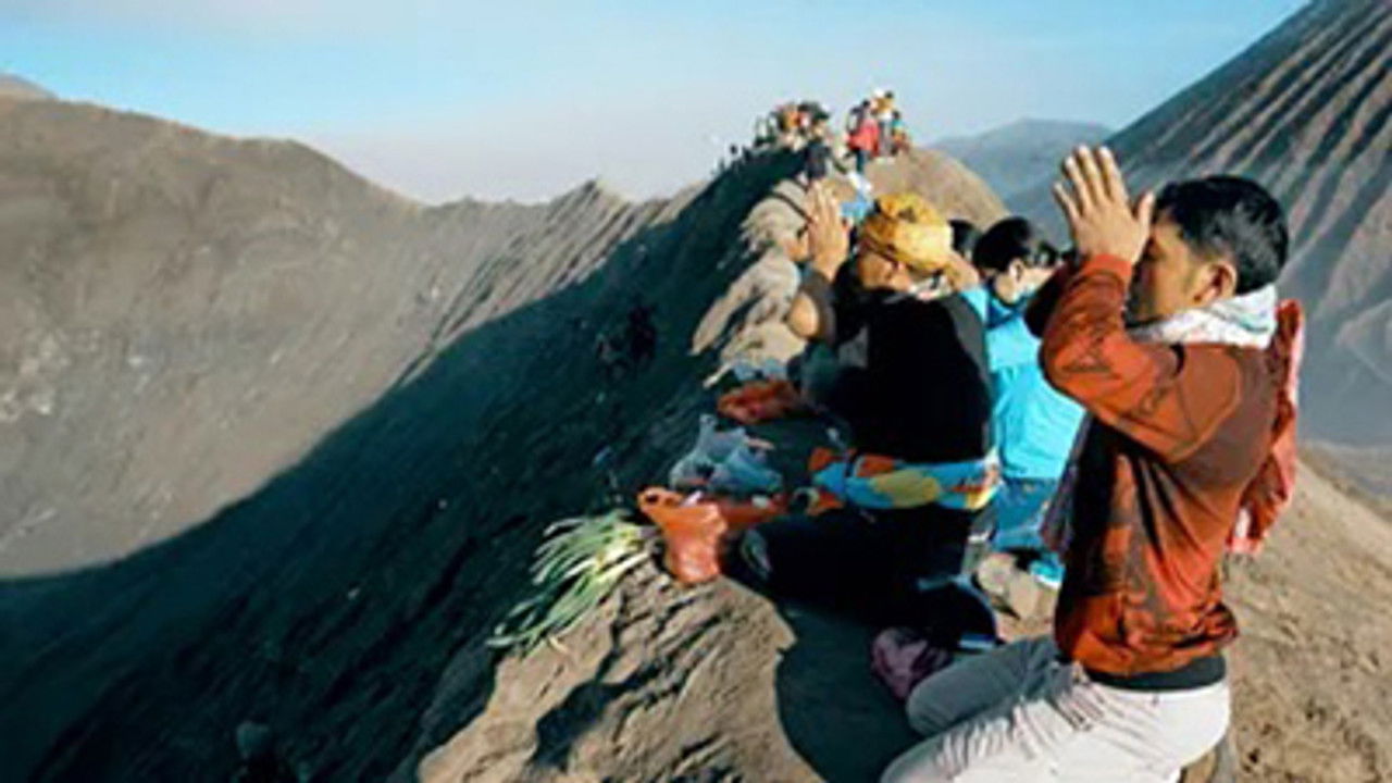 Vivre avec les volcans — Volcans sacrés