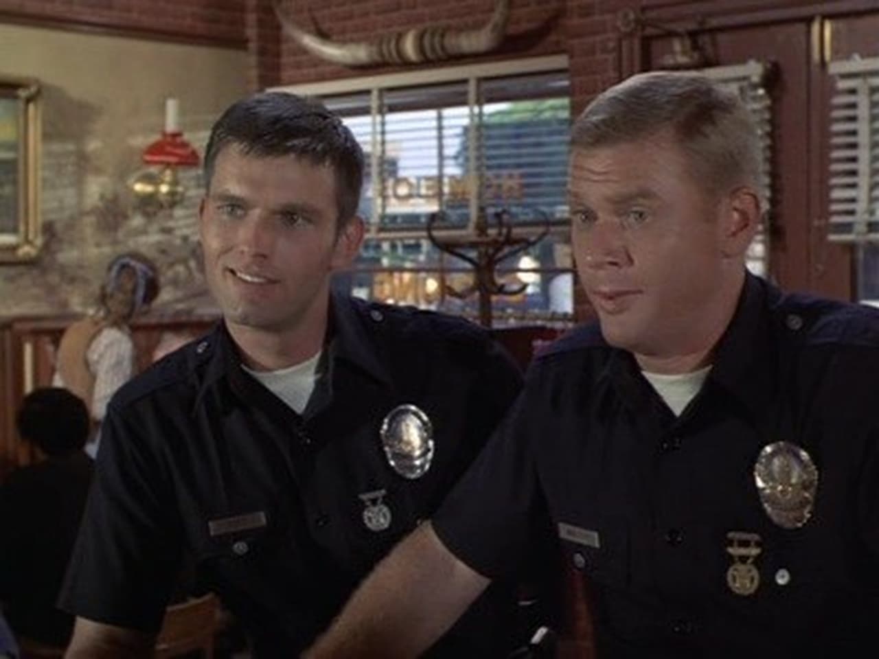 Adam-12 - Season 2 Episode 10 : Log 143: Cave