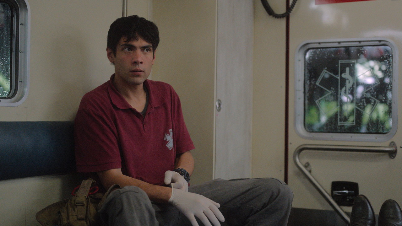 Gia Đình Sống Giữa Màn Đêm - Backdrop 28