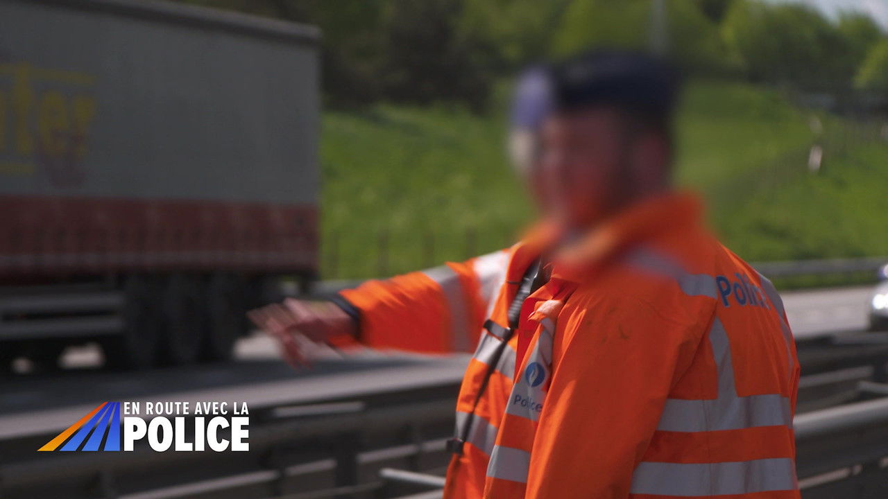 En route avec la police — Toiture tombée sur l'autoroute