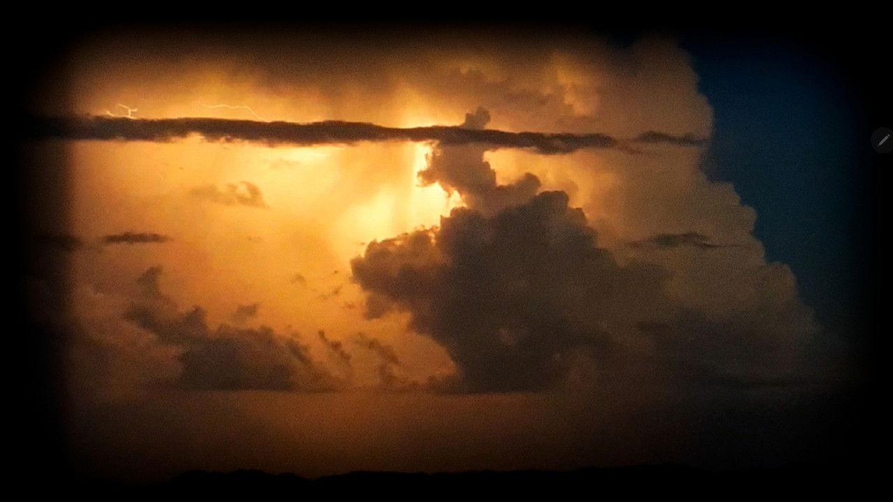 Saudade de Coisas, Saudade de Casa backdrop