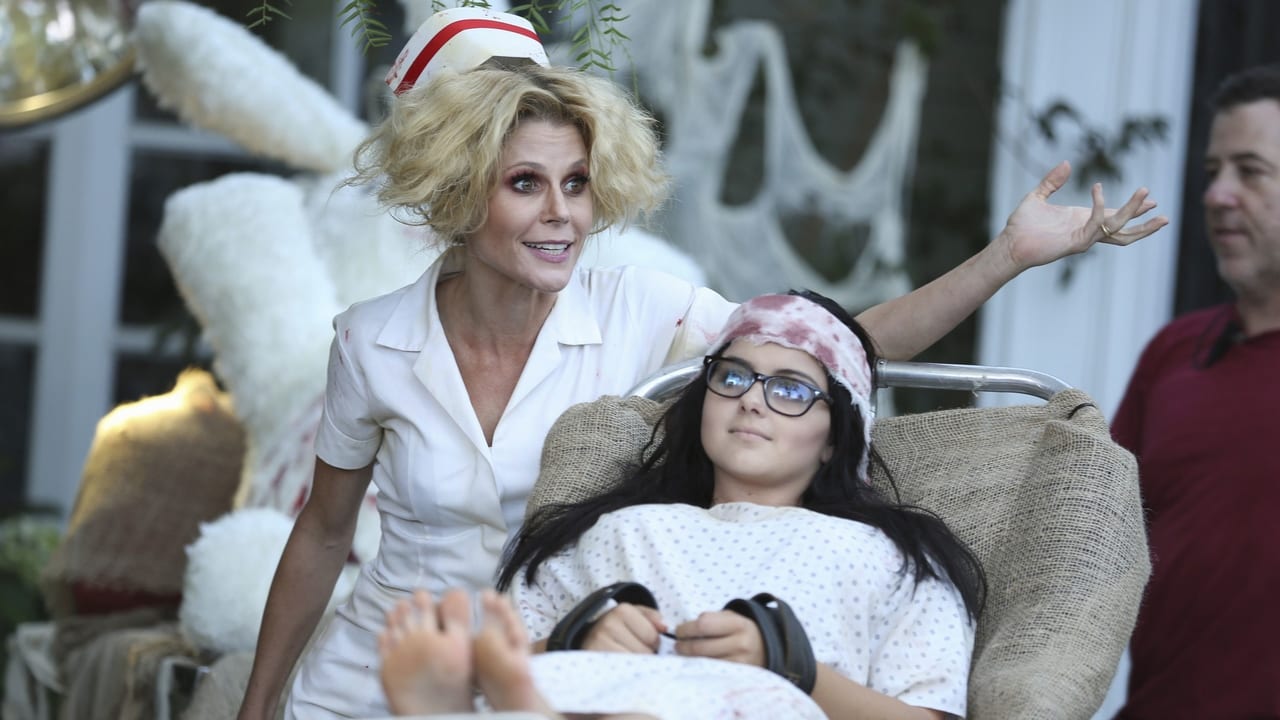 Modern Family - Season 6 Episode 6 : Halloween 3: AwesomeLand