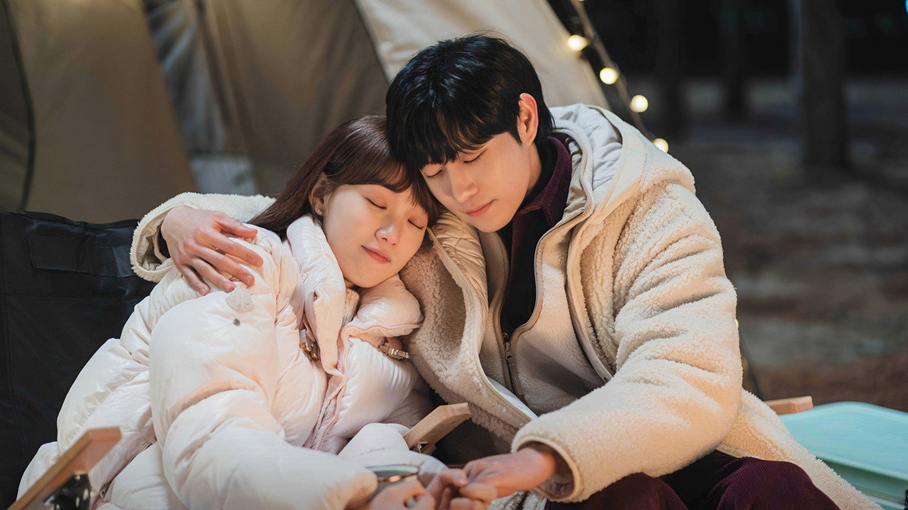 HÀO QUANG MƯỢN VÀ NHỮNG KẺ DỌN DẸP ÁNH SÁNG: KHI CHIẾC GƯƠNG CHIẾU HẬU CỦA SHOWBIZ LÊN TIẾNG cinematic still