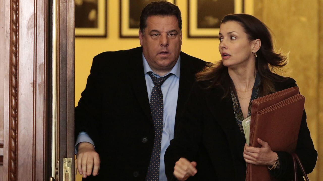 Blue Bloods - Season 6 Episode 21 : The Extra Mile