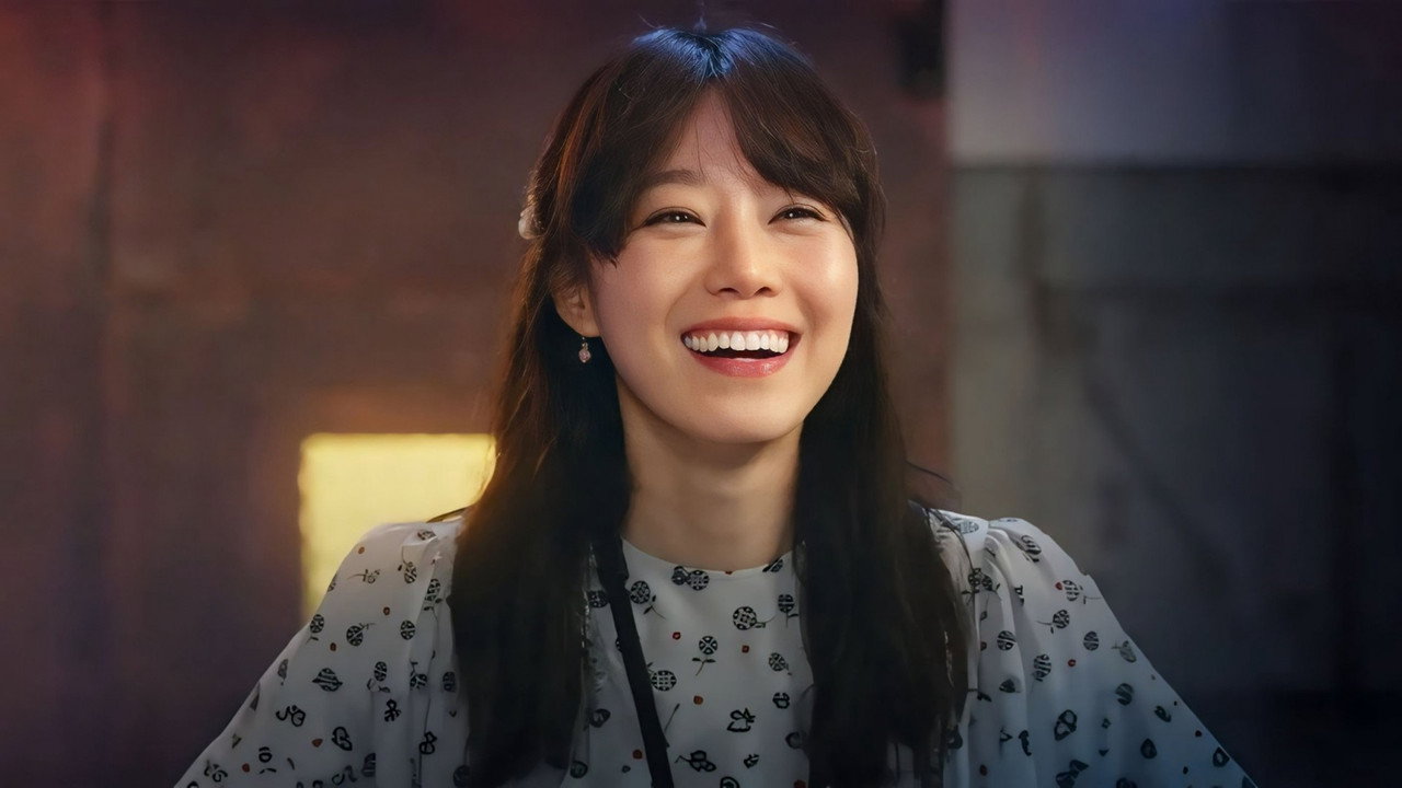 Khi Hoa Trà Nở: Bản Giao Hưởng Của Sự Kiên Cường Và Những Vết Sẹo Rực Rỡ cinematic still