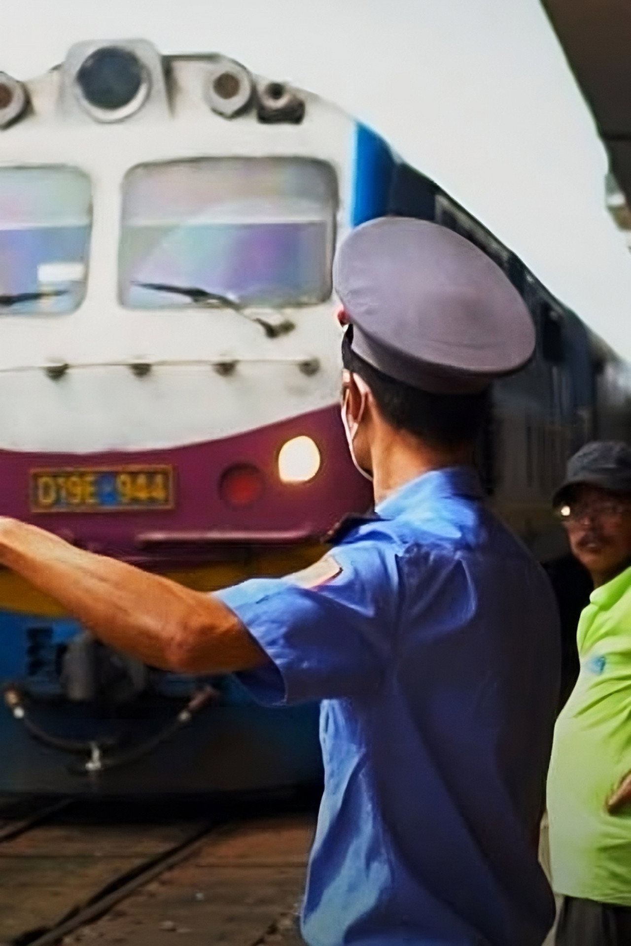 By Train Through Vietnam - From Hanoi to Ho Chi Minh City filmaffisch