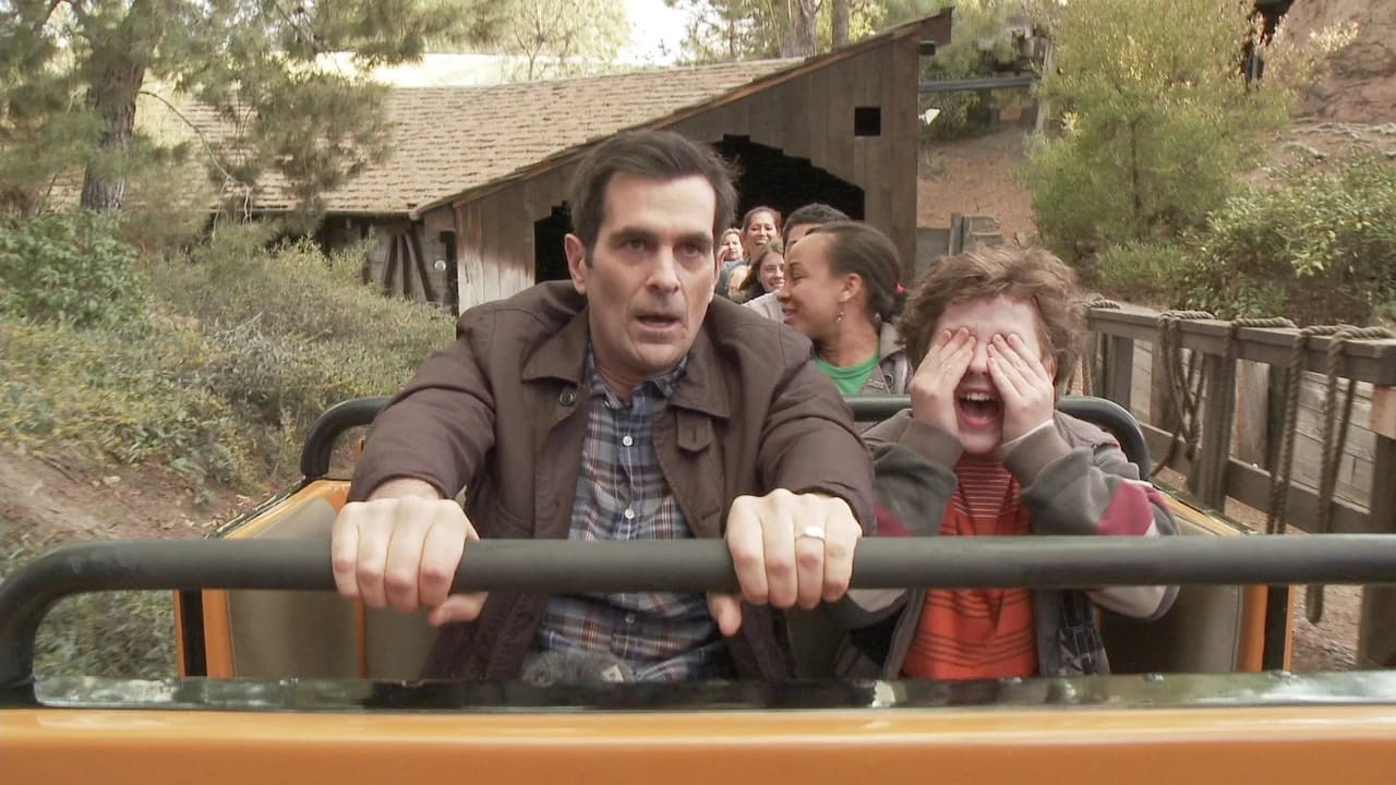 Modern Family - Season 3 Episode 22 : Disneyland