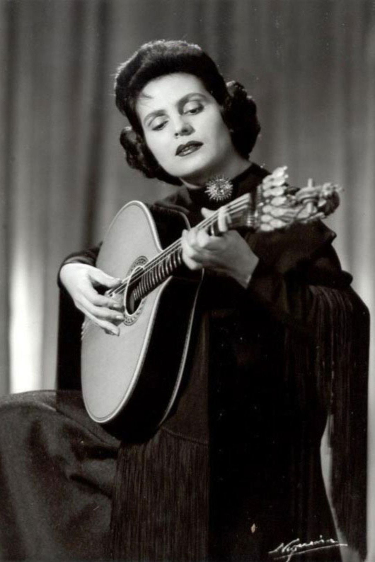 Amália, Amá-la Backdrop