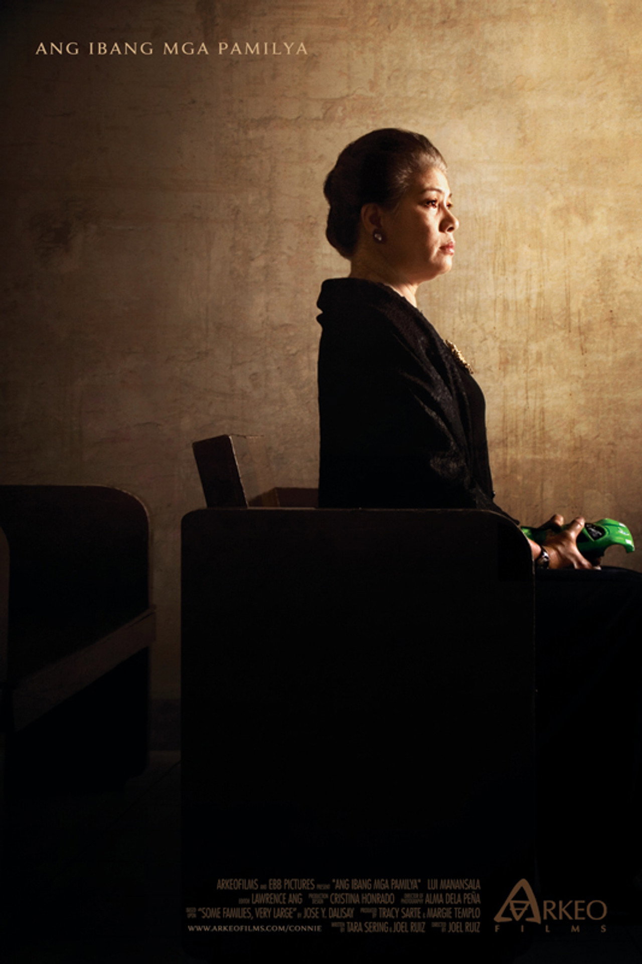 Ang Ibang Mga Pamilya Backdrop