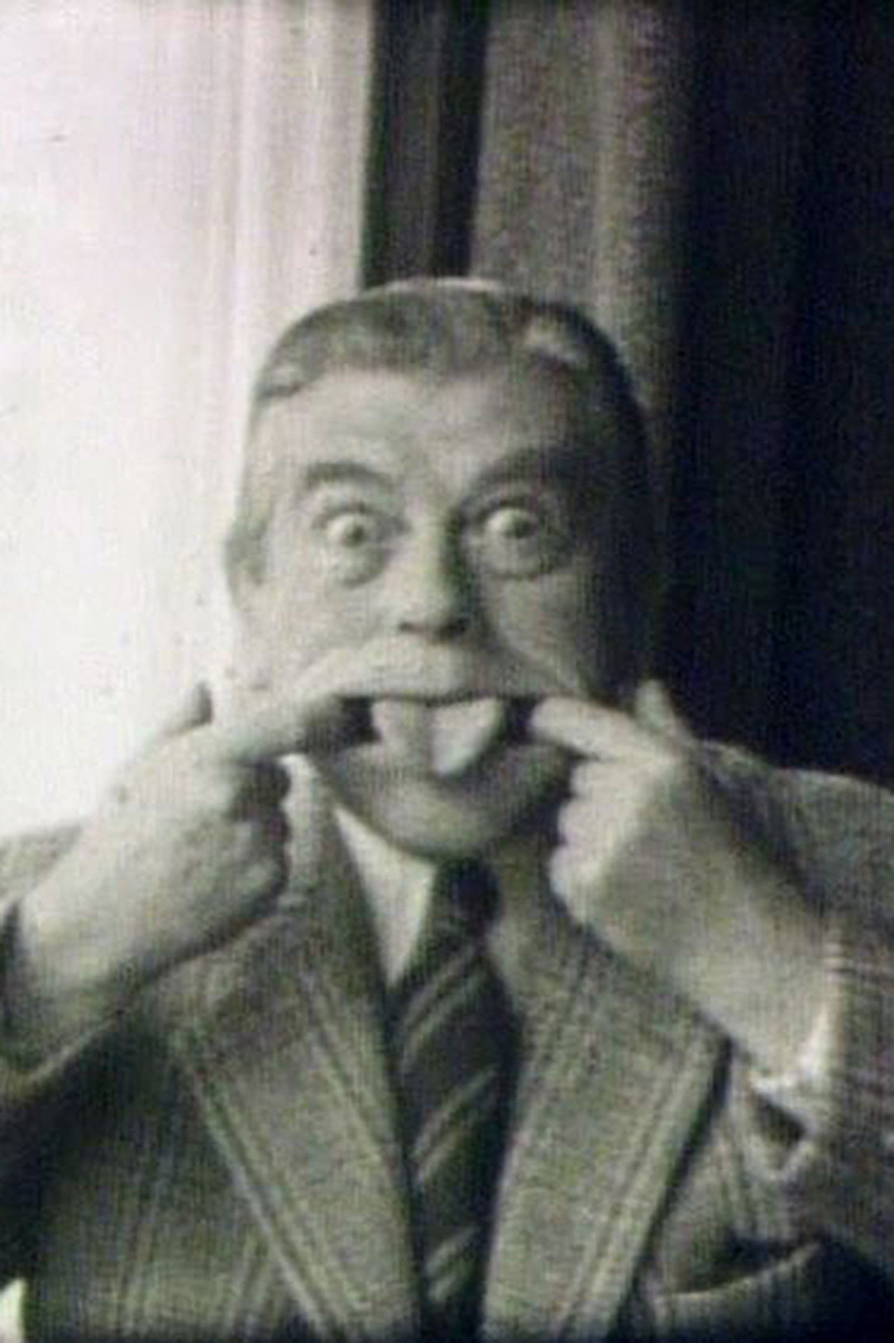 Un Week-end avec Monsieur Magritte : Tome 1, Samedi Backdrop