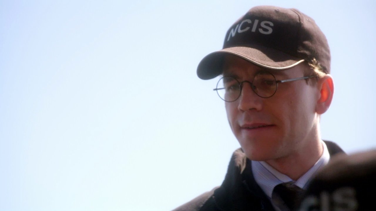 NCIS - Season 7 Episode 20 : Moonlighting