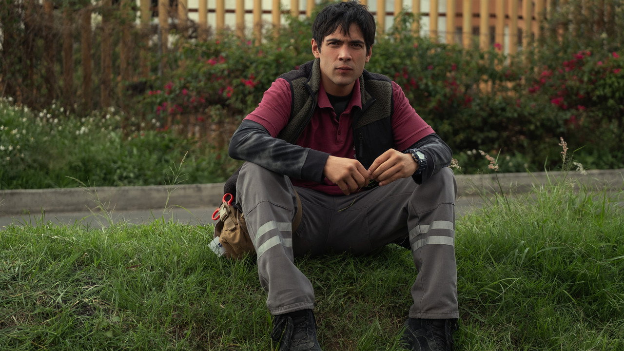 Gia Đình Sống Giữa Màn Đêm - Backdrop 30