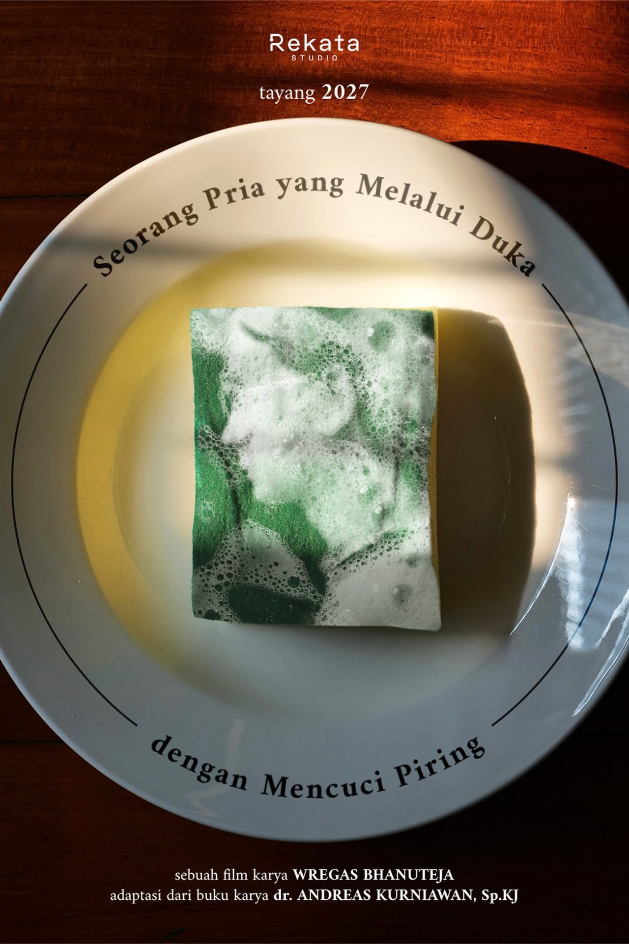 Seorang Pria yang Melalui Duka dengan Mencuci Piring