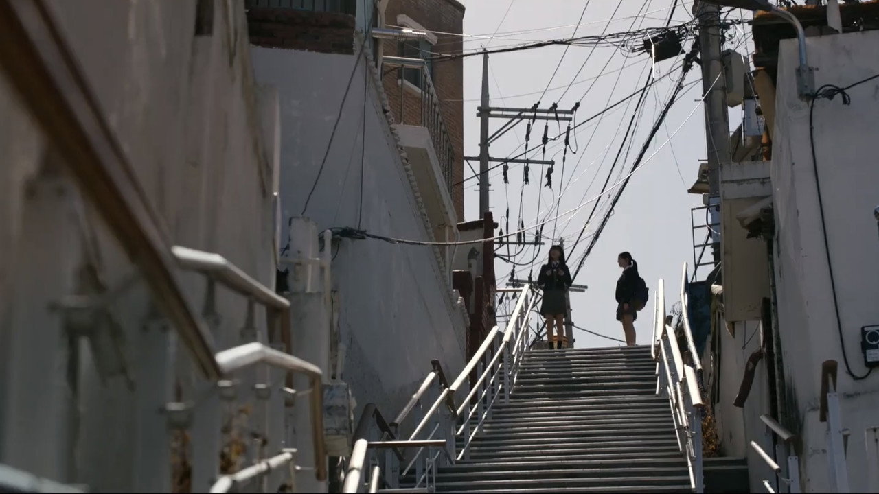 Little Women (2022): Khi Đồng Tiền Là Một Tôn Giáo Và Sự Nghèo Khó Là Một Bản Án cinematic still