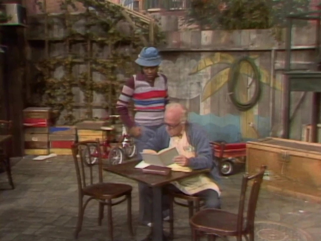 Mr. Hooper Goes Back to School (0845)