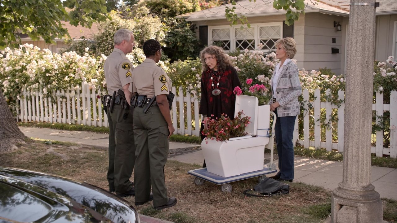 Grace and Frankie - Season 6 Episode 11 : The Laughing Stock