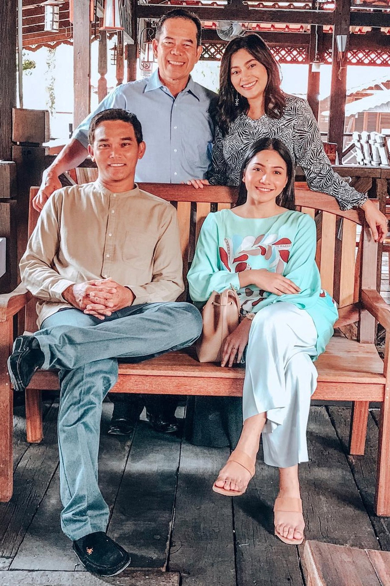 Di Pinggir Ilusi