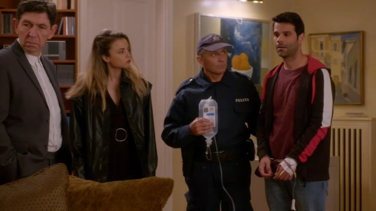 Σε Ξένα Χέρια — Épisode 152