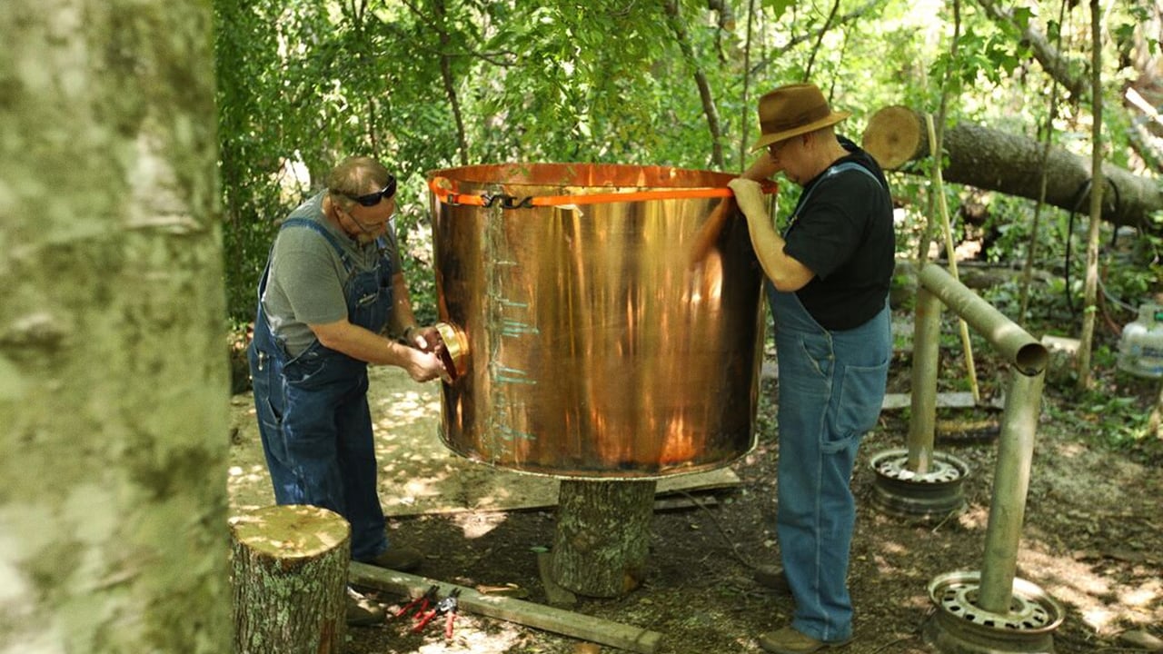 Moonshiners - Season 7 Episode 3 : Lightning Strikes