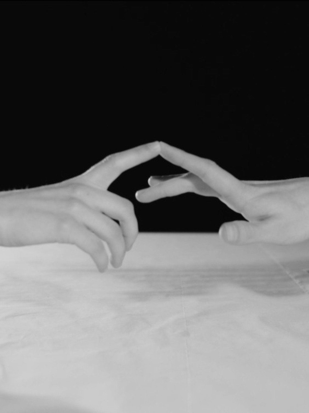 main(s)tenues Backdrop