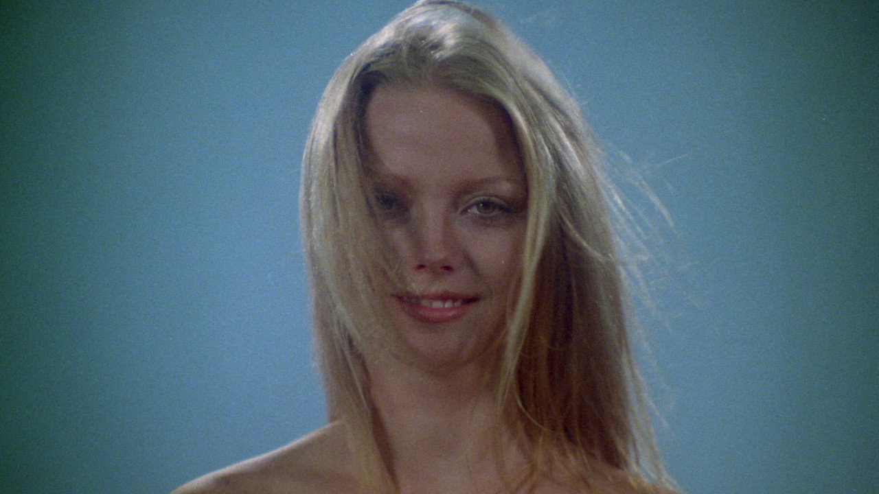 Robin still 6