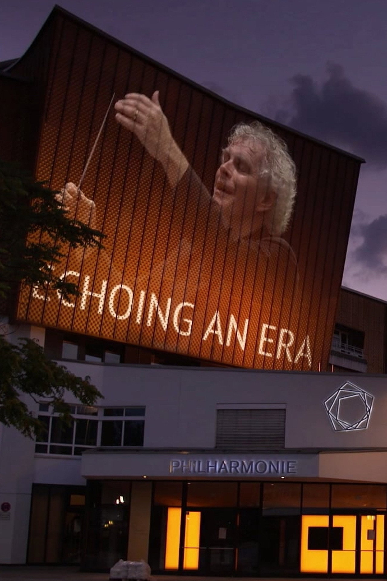 Simon Rattle: Echoing an era Backdrop