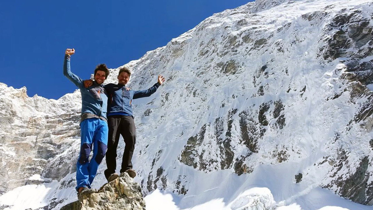 À l’Ombre du Chamlang backdrop