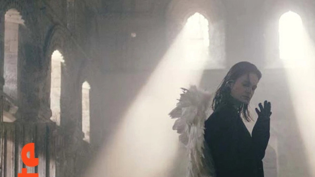 Christine and the Queens dans l'église Saint-Pierre de Thaon