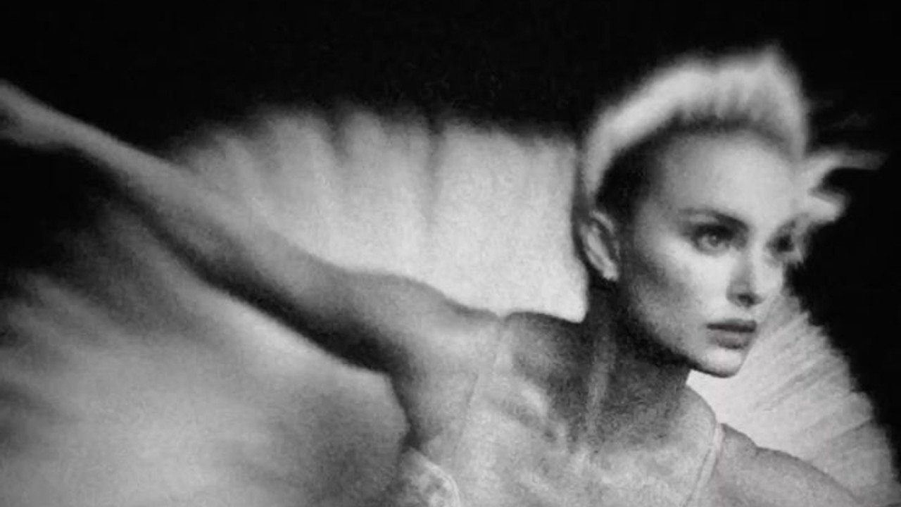 BLACK SWAN