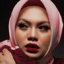 Zulin Aziz als Mimi