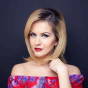 Albulena Kryeziu als Embassy girl