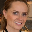 Louise Iversen als Mona