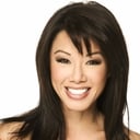 Sharon Tay als Newscaster