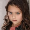 Mila Jones als Young Clara