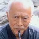 Jiulong Guo als Old Commentator