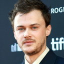Christopher Briney als James