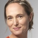 Erica Rivolier als Professeur d'histoire