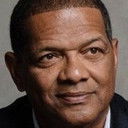 Marques Johnson als Station Master