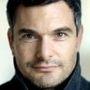 Russell Bentley als Voice of George Reisner